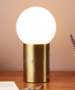 Lámpara de mesa LED pequeña con puerto USB, blanca y latón