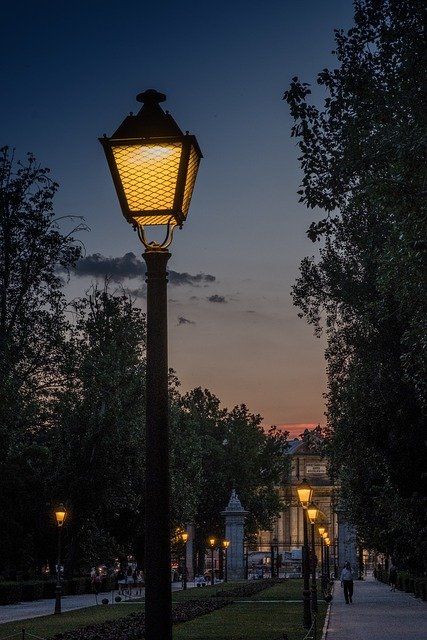 Lámpara LED industrial de alto rendimiento para iluminación eficiente y duradera.