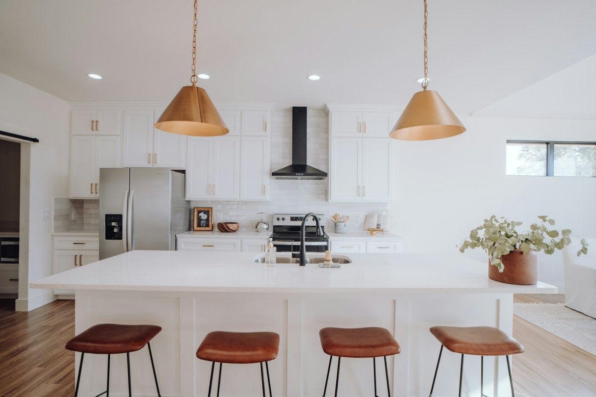 Cocina con isla y lámparas colgantes