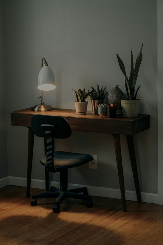 Escritorio de home office con lámpara