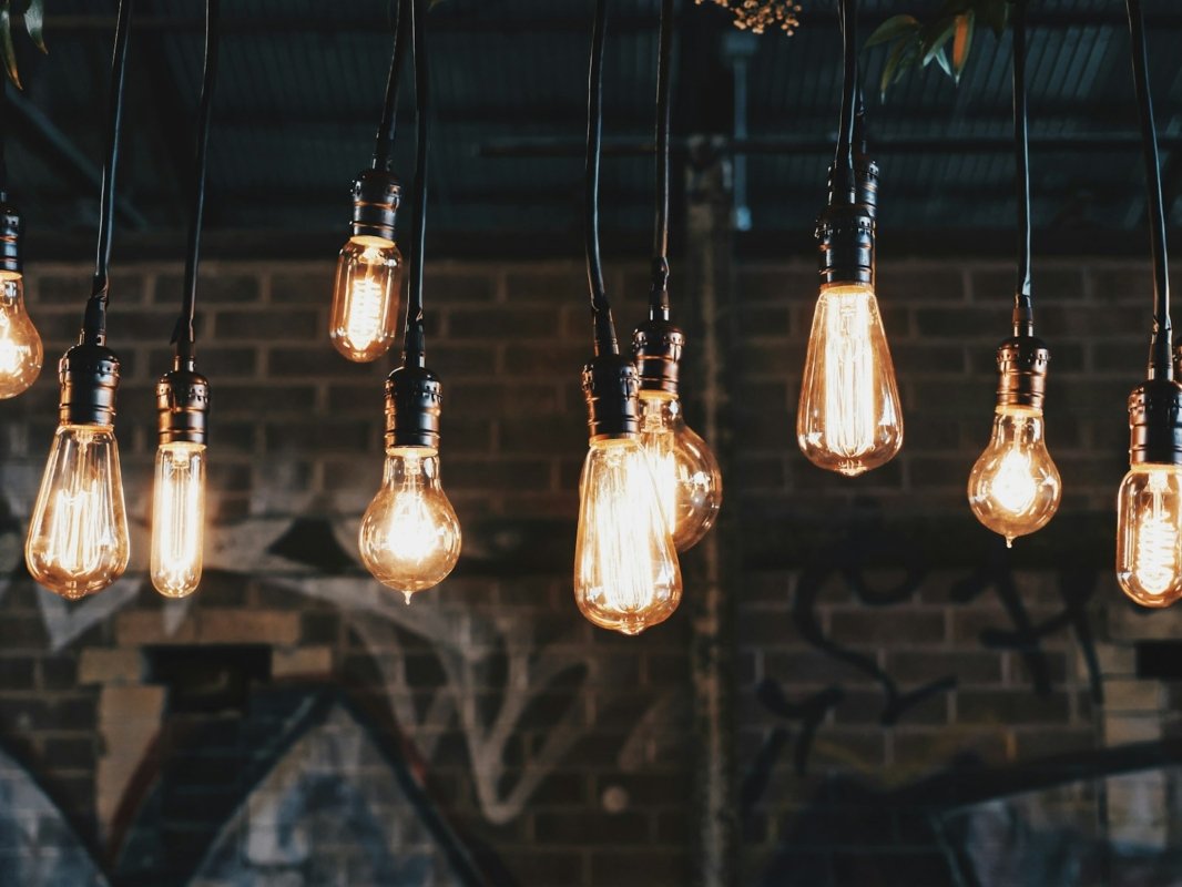 Focos tipo Edison encendidos con luz cálida